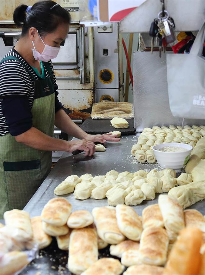 坚持不使用方便的批发半成品，店内琳琅满目的麵点全部手工自制。(摄影/Carter)