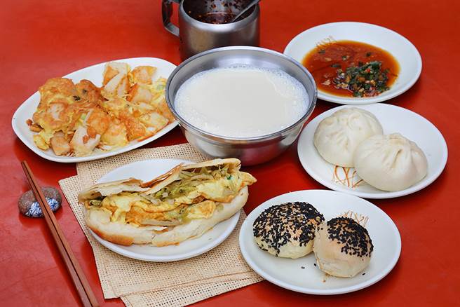 招牌肉包的尺寸介于小笼包和一般肉包之间，蘸点独门葱椒酱油更对味。老板娘不计成本使用金兰有机酱油，加入洋葱丁增添甜味，老饕绝不要错过。(摄影/Carter)