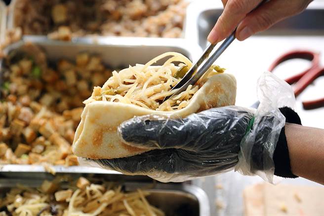 剪开的烧饼中塞入多到快满出来的馅料，提供一天满满的活力。(摄影/Carter)