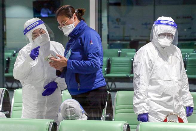 针对是否启用集中检疫所或防疫旅馆收治轻症患者问题，指挥官陈时中表示，目前还是以专责为优先。图为返台旅客在机场依序採检、等待结果。（陈麒全摄）