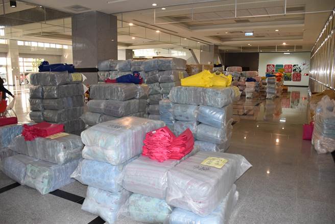 北市庆福慈善基金会13日捐赠4千多条保暖毯给苗栗县29个社福团体，保暖毯堆满县议会一楼大厅。（谢明俊摄）