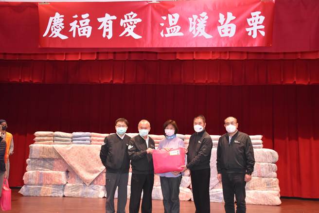 北市庆福慈善基金会13日捐赠4千多条保暖毯给苗栗县29个社福团体。（谢明俊摄）