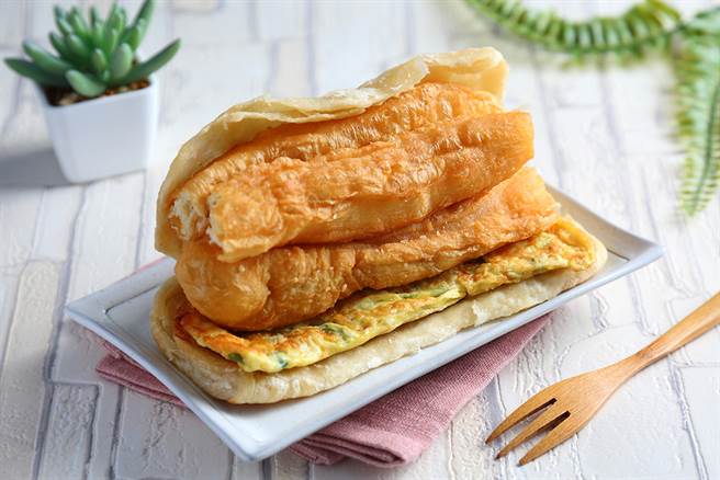 长烧饼夹葱蛋和油条是必点招牌，几乎人手好几份。想吃到油条得趁早，据说每日开卖2小时就完售。(摄影/Carter)