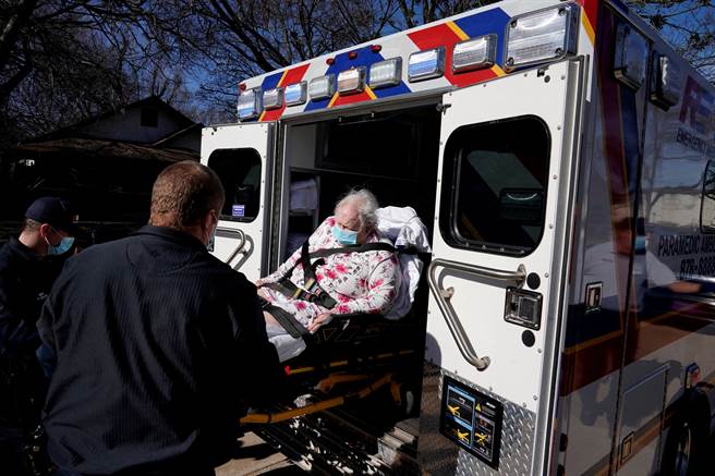 美国卫生及公共服务部（HHS）资料显示，美国目前有14万5982人染疫住院。(图／路透社)