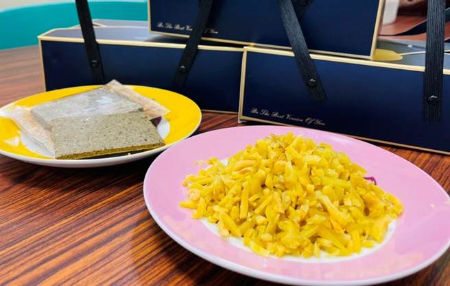 「云吉米」（前）是以地瓜加工制成，外观是碎粒状，无添加物，属于高纤、抗性淀粉，适合任何年纪的人食用；后方是榨乾芝麻油的芝麻饼。（周丽兰摄）