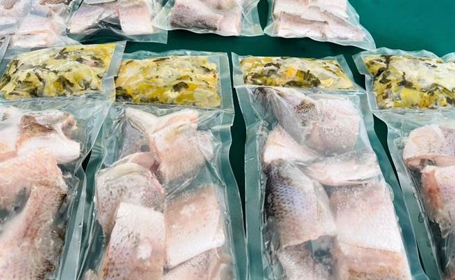 斗六市朝露魚舖觀光工廠則開發出酸菜魚調理包，食材來自大埤鄉的酸菜與雲林的鮮魚，打開放入鍋內煮熟即可，適合一般大眾。（周麗蘭攝）