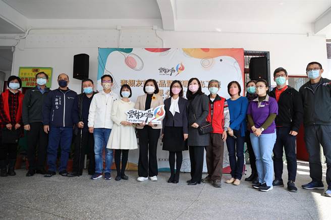 云林县政府与中正大学青银共生基地团队13日举办「青银友善食品暨辅导观光工厂成果分享会」，（周丽兰摄）