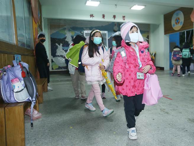 疫情升温，指挥中心日前提出说法，强调会请教育部考虑是否规画学子提早放寒假。（示意图，陈怡诚摄）