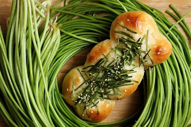 独特的野莲麵包灵感来自传统葱麵包，以野莲取代葱花，加入味增调味，是少见的奶蛋素咸麵包。(摄影/Carter)