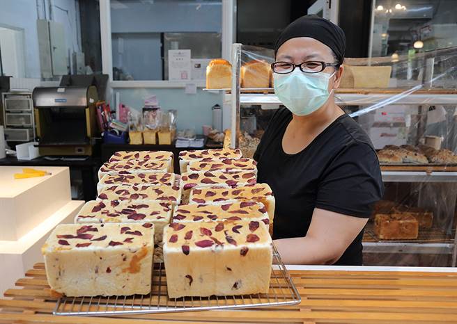 玫瑰奶酥吐司也是「啖糕堂」的秒杀单品，使用屏东县九如乡产的有机玫瑰花制作，香气浓郁。(摄影/Carter)