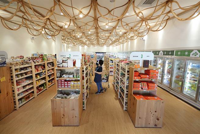 「未来超市」天花板的杉木饰板相当吸睛，以客家编织技艺诠释「斗笠」，从侧面看则是「果实」的意象。(摄影/Carter)