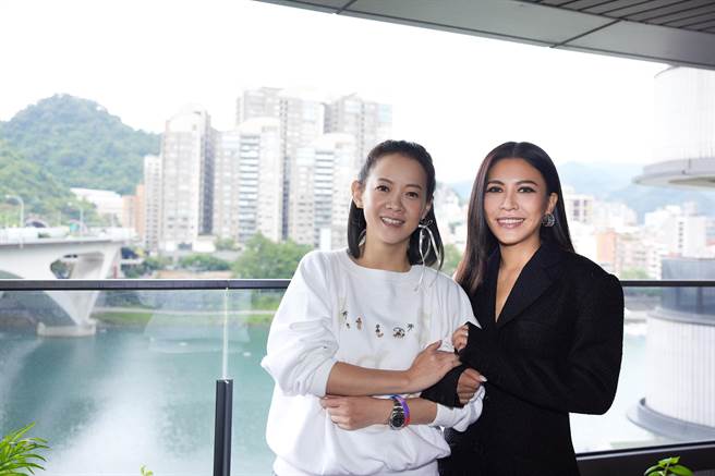 艾怡良（右）日前邀曾寶儀到家中作客。（EMI提供）