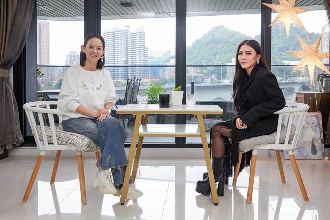 艾怡良（右）日前邀曾寶儀到家中作客。（EMI提供）