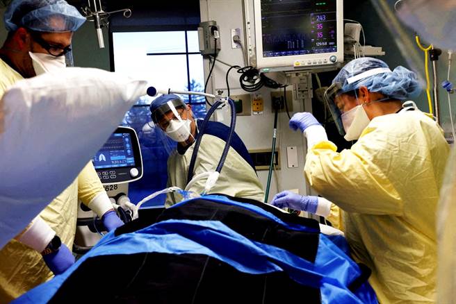 Omicron引发的症状较其他变异株温和，可能令许多人松懈，不过路透社整理出6大染疫后果，呼吁民眾尽量避免感染Omicron。（图／路透社）