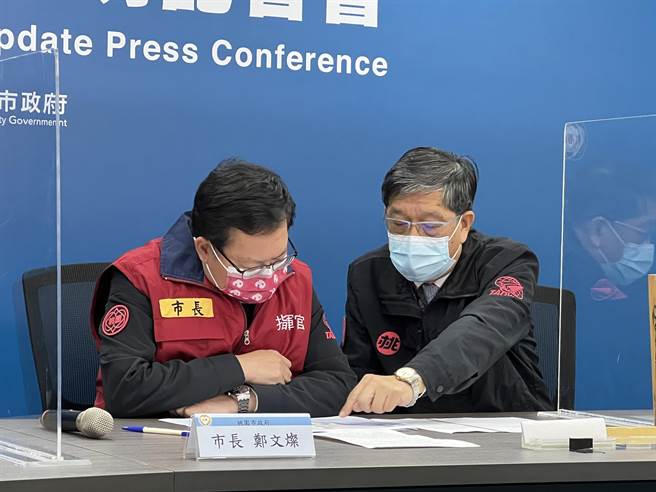 桃园市长郑文灿直言，依过往经验14人染疫接下来一定会有第二波、第三波感染，卫生局长王文彦也说Omicron传播速度之快，完全出乎意料。(蔡依珍摄)