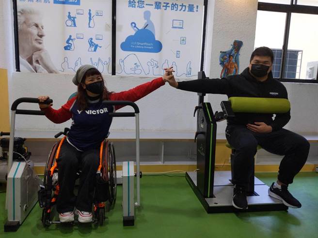 「鋼鐵坦克」王柏智（右）現場體驗、比較無障礙體適能器材的貼心設計，並與中華民國身心障礙者休閒運動推廣協會營運長呂嘉儀擊掌加油。（曹明正攝）