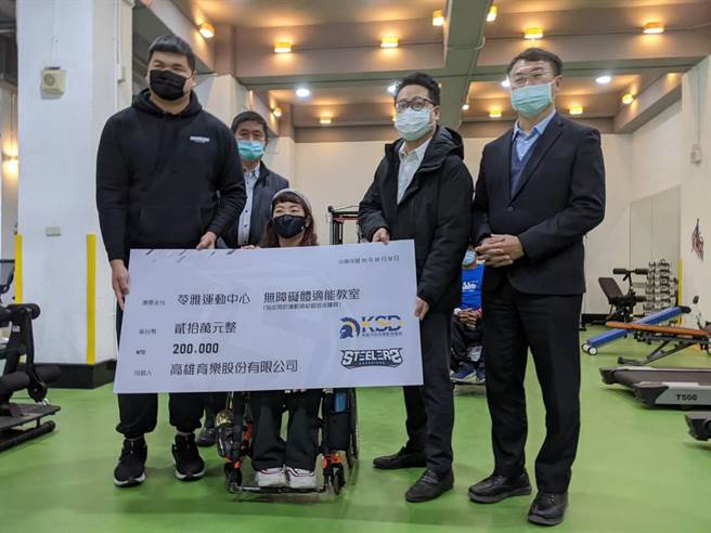 高雄鋼鐵人球團捐贈20萬元給苓雅運動中心添購無障礙體能器材，由球星「鋼鐵坦克」王柏智（前排左）代表捐贈。高雄運發局長侯尊堯（前排右）及鋼鐵人球團董事長黃哲寬（前排右二）在旁觀禮。（曹明正攝）