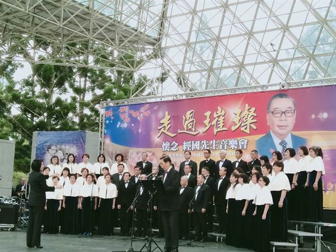復兴岗文教基金会于台北市「大安森林公园露天音乐台」举行纪念音乐会，表达对经国先生的怀念与追思。（图／主办单位提供）