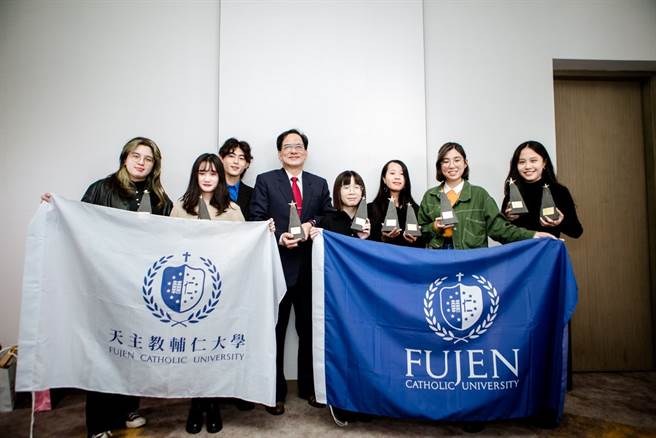 輔仁大學獲獎者合影，左起：江欣穎、余品諠、許鈞凱、馮冠超院長、曾以樺、凃翊蓁、王宣婷、翁子歡。(圖/時報獎執委會提供)