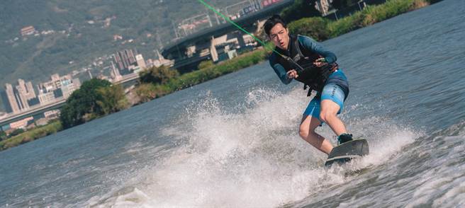 蔡凡熙（左）在主演《再说一次我愿意》中饰演滑水教练。（皮诺丘电影提供）