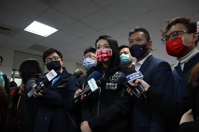 立委高虹安认为林智坚对她的批评是抹煞台湾民眾党团队的努力。（邱立雅摄）