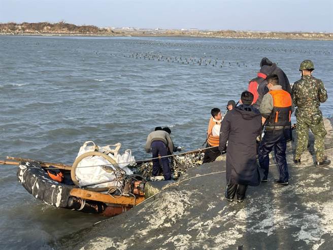 空軍嘉義基地一架F-16V戰機11日墜毀在東石海岸，搜救人員13日下午再撈回印有國徽的機體殘骸。（民眾提供）