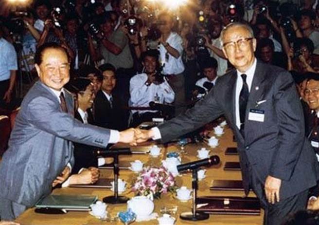 1993年4月27日至29日，海峡两岸关系协会会长汪道涵（左）和台湾海峡交流基金会董事长辜振甫在新加坡举行会谈。（资料照）