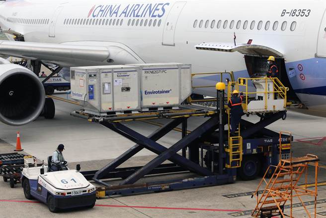 台湾自购第16批约146.15万剂阿斯特捷利康（AZ）疫苗13日下午抵台，这是今年首批运抵台湾的新冠疫苗，也让阿斯特捷利康公司完成于一年内向台湾供应1000万剂AZ新冠（COVID-19）疫苗的合约。（陈麒全摄）