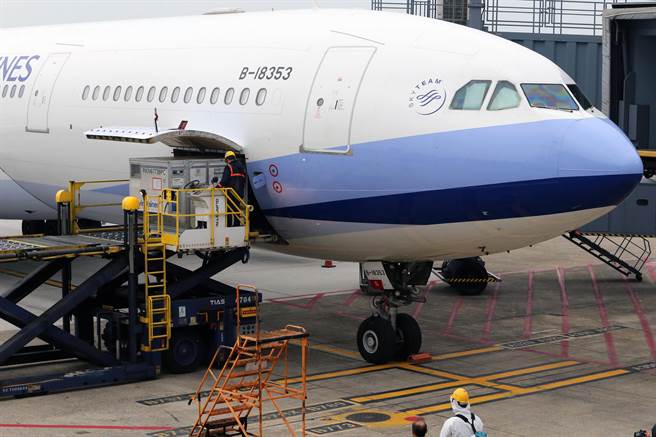 台湾自购第16批约146.15万剂阿斯特捷利康（AZ）疫苗13日下午抵台，这是今年首批运抵台湾的新冠疫苗，也让阿斯特捷利康公司完成于一年内向台湾供应1000万剂AZ新冠（COVID-19）疫苗的合约。（陈麒全摄）台湾自购第16批约146.15万剂阿斯特捷利康（AZ）疫苗13日下午抵台，这是今年首批运抵台湾的新冠疫苗，也让阿斯特捷利康公司完成于一年内向台湾供应1000万剂AZ新冠（COVID-19）疫苗的合约。（陈麒全摄）