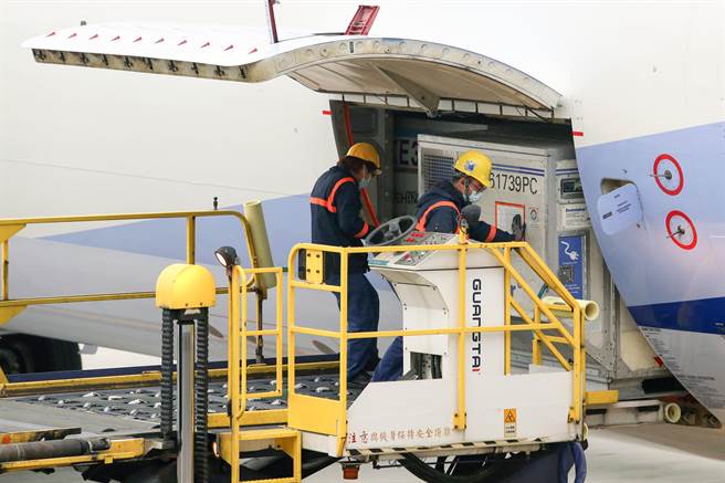 台湾自购第16批约146.15万剂阿斯特捷利康（AZ）疫苗13日下午抵台，这是今年首批运抵台湾的新冠疫苗，也让阿斯特捷利康公司完成于一年内向台湾供应1000万剂AZ新冠（COVID-19）疫苗的合约。（陈麒全摄）