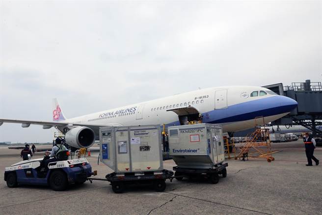 台湾自购第16批约146.15万剂阿斯特捷利康（AZ）疫苗13日下午抵台，这是今年首批运抵台湾的新冠疫苗，也让阿斯特捷利康公司完成于一年内向台湾供应1000万剂AZ新冠（COVID-19）疫苗的合约。（陈麒全摄）