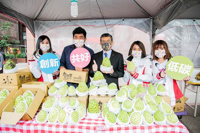 新光人寿总经理黄敏义（中）、新光小农召集人李俊仪（左二）与乐天女孩共同力挺台湾凤梨释迦，欢迎民眾踊跃购买。(图/新光人寿 提供)