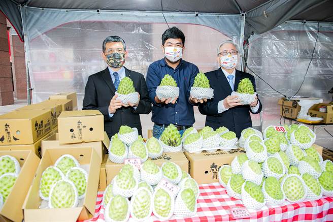 新寿以行动支持台湾农业，採购凤梨释迦4000斤，分送员工、保户、社区关怀对象以及弱势团体享用。（右起新光人寿董事长潘柏铮、新光小农召集人李俊仪、新光人寿总经理黄敏义。）(图/新光人寿 提供)

