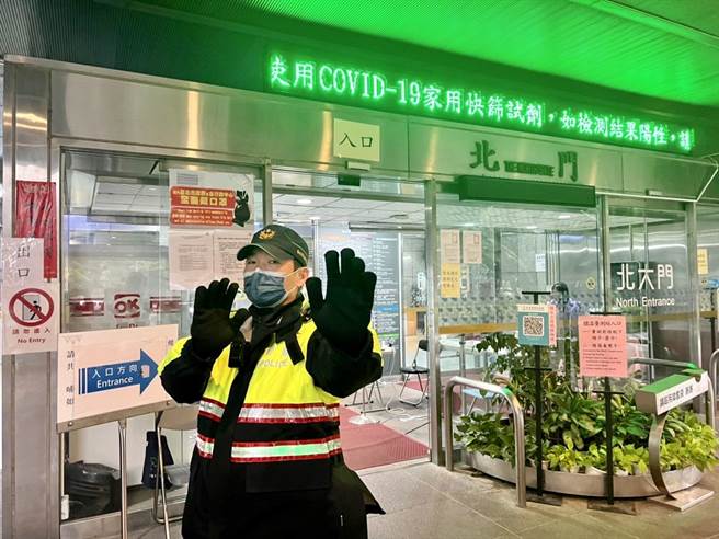 國際佛光會中華總會為強化員警執勤安全及執法效能，捐贈北市保安警察大隊20組防割手套。(翻攝照片／林郁平台北傳真）