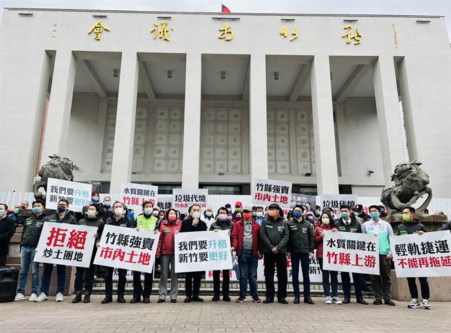 新竹市民进党籍议员联合举牌，提出「我们要升格、新竹要更好」诉求，呼吁在野党放下选举利益。（民进党新竹市党部提供／邱立雅竹市传真）
