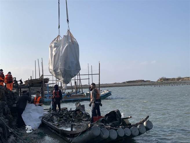 F-16V战机11日于东石海岸坠毁，军方13日下午以船艇带回大量在海中捞到的战机残骸。（吕妍庭摄）
