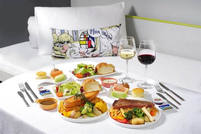 （天成文旅-华山町推出「飨宴．华山町 一泊二食住房专案」，两人同行每人1500元+10%起。图／天成文旅提供）