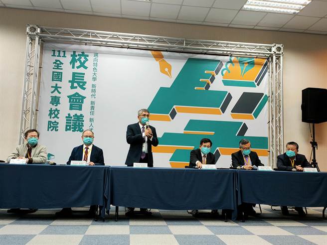 受疫情影響睽違2年，2022年全國大專校院校長會議今(13)日在雲林舉行。會後由教育部長潘文忠與五大大專校院協會代表召開會後記者會。(李侑珊攝)