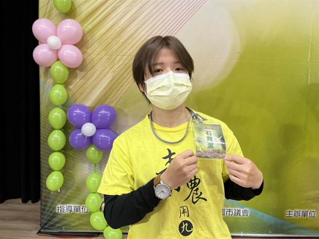 24岁的石育洁，家中种植网室蔬菜，去年毕业后加入青年农民辅导计画，逐渐对务农产生兴趣。（陈梦茹摄）