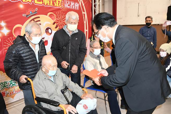 彰化市长林世贤向百岁人瑞林文汉等长者，致赠红包，祝福长辈健康、长寿。（吴敏菁摄）