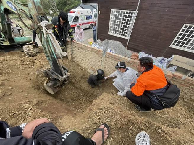 台東縣卑南鄉明峰村13日下午4點6分發生擋土牆土石坍塌意外。（民眾提供／蔡旻妤台東傳真）