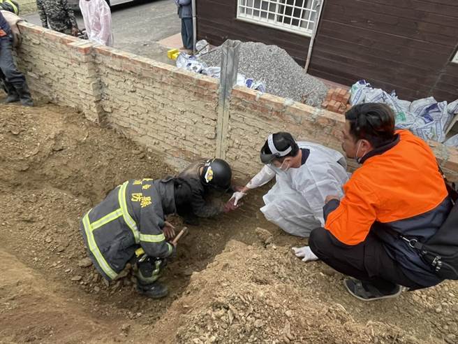 台東縣卑南鄉明峰村13日下午4點6分發生擋土牆土石坍塌意外。（民眾提供／蔡旻妤台東傳真）