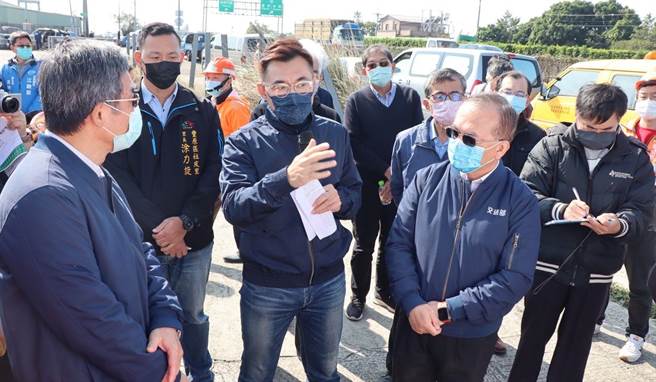 國道1號后里到大雅段拓寬案時程長達9年，立委江啟臣（左二）盼加速推動。（王文吉攝）