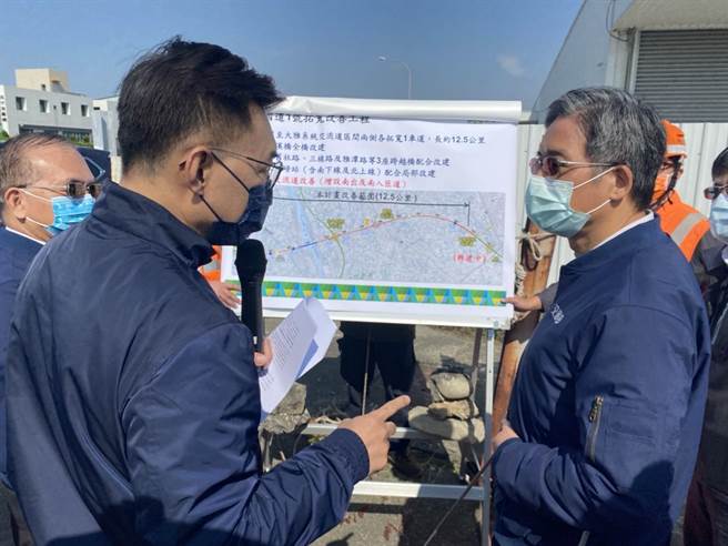 國道1號后里到大雅段拓寬案時程長達9年，立委江啟臣（左）盼加速推動。（王文吉攝）