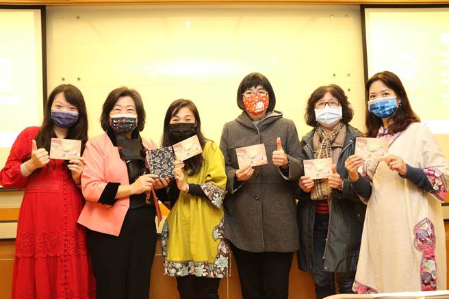 左起性平委员林育苡、黄瑞汝、真理大学台湾文学系副教授戴华萱、社会局长张锦丽、副局长许秀能和新北市社区旅学关怀协会理事长李琪  走访淡水女路  要推动成为全台标竿（社会局提供／戴上容新北传真）