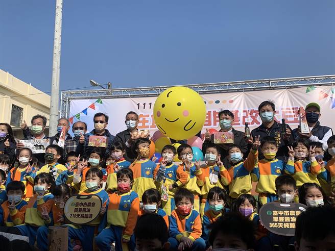 台中市農會13日舉辦契作大豆採收活動，大小朋友拿出大豆加工產品，呼籲民眾多多採購國產非基改大豆。（林欣儀攝）