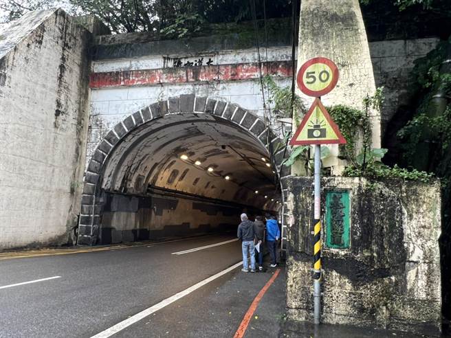 基隆市仁愛區基隆隧道人行道空間狹小、淨寬不符標準，造成行人通行不便，地方盼有一條舒適安全回家的路。（基隆市議員童子瑋提供／陳彩玲基隆傳真）