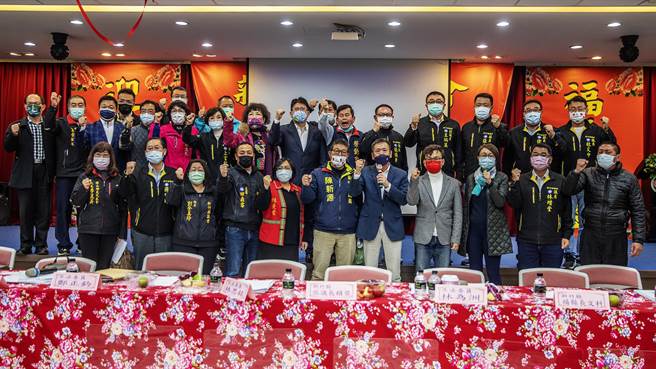 新竹縣市合併之效益評估與影響座談會在新竹縣議會召開結束後，立委、縣議員及鄉鎮長一起振臂高喊「反對倉促立法！反對因人設事！」（羅浚濱攝）