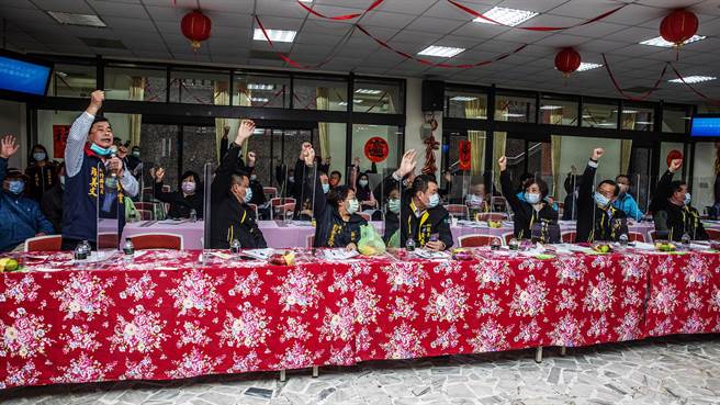 新竹縣市合併之效益評估與影響座談會在新竹縣議會召開「砲聲隆隆」，縣議員羅美文（左）發言「反對縣市合併的請舉！」與會除中央部會官員外全部舉手反對。（羅浚濱攝）