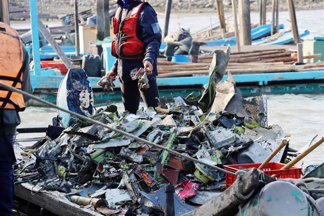 今军方从坠机地点带回大量战机残骸，多数是金属、电缆、轮胎等各式零件和破碎机身。（吕妍庭摄）
